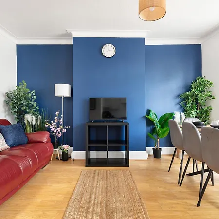 9ra - 4bd House - Wembley Views *