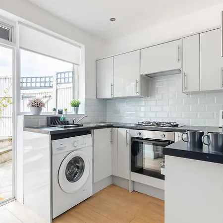 9ra - 4bd House - Wembley Views Holiday home *