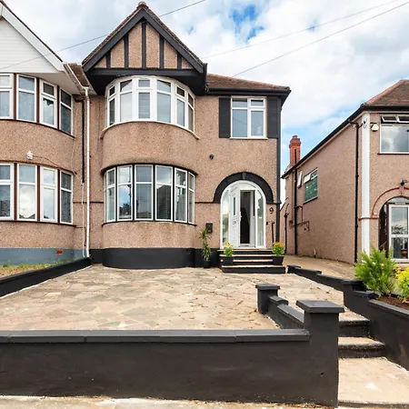 9ra - 4bd House - Wembley Views