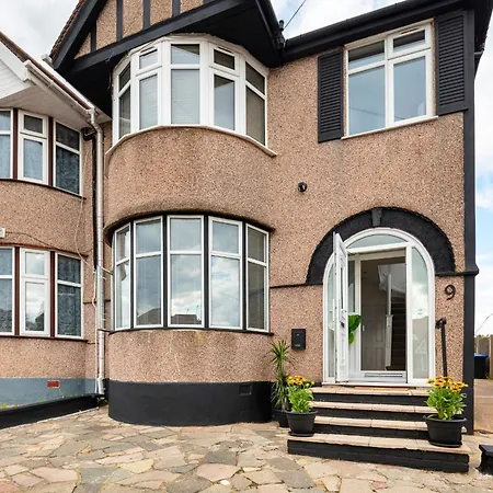 9ra - 4bd House - Wembley Views Holiday home London