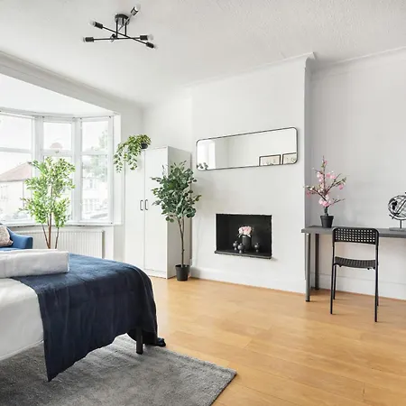 9ra - 4bd House - Wembley Views *