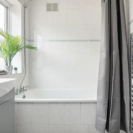 9ra - 4bd House - Wembley Views Holiday home *