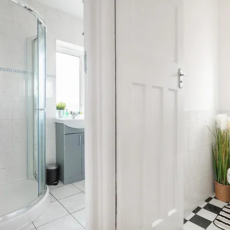 9ra - 4bd House - Wembley Views *