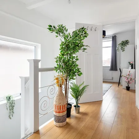 9ra - 4bd House - Wembley Views Holiday home
