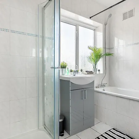 9ra - 4bd House - Wembley Views London