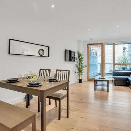 Outstanding 2 Bed Zone 2 Near London