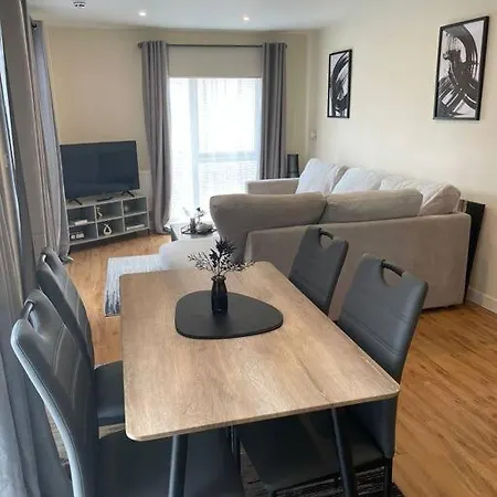 Two Bedroom House By Brookland Serviced Short Lets With Free Wifi & Parking Holiday home *