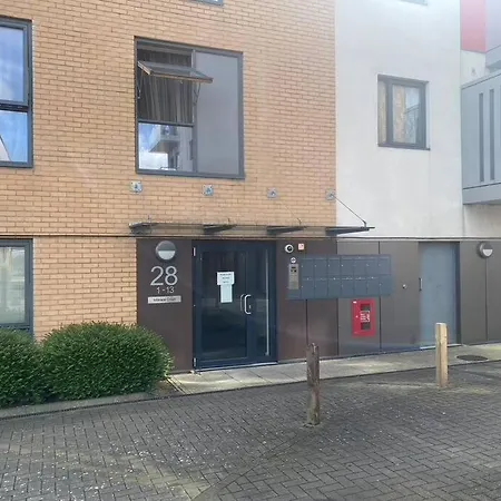 Two Bedroom House By Brookland Serviced Short Lets With Free Wifi & Parking *
