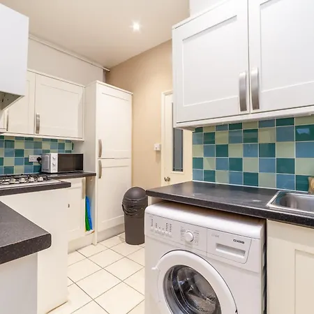 Cozy & Charming 2-bedroom Flat In Prime *
