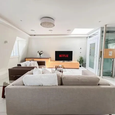 Luxurious Penthouse In Prime Location * London