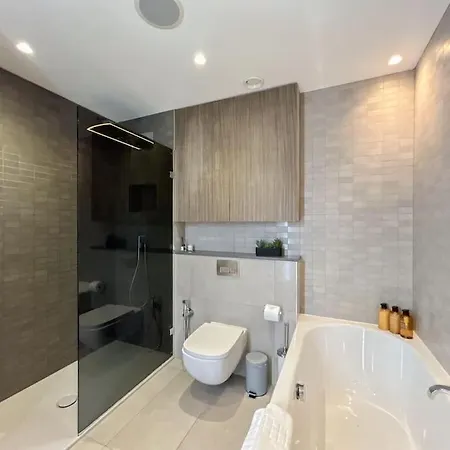 Luxurious Penthouse In Prime Location * London
