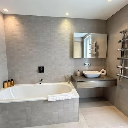 Luxurious Penthouse In Prime Location London