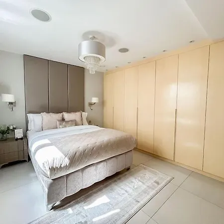 Elegant And Spacious In Prime 伦敦