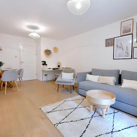 2 Bedrooms Sleep 6 Free Parking Apartment