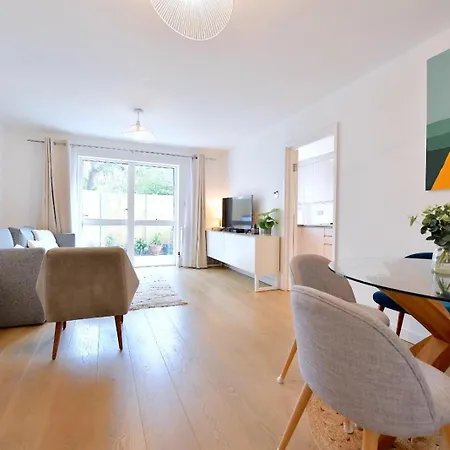 2 Bedrooms Sleep 6 Free Parking