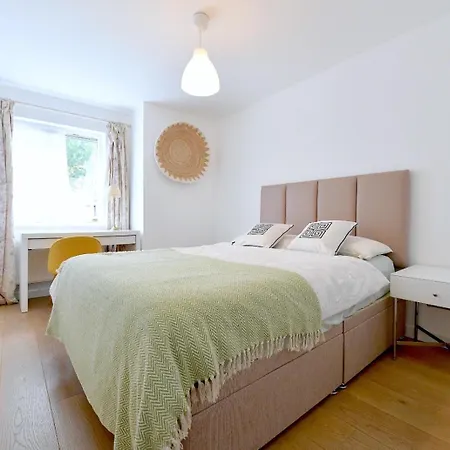 2 Bedrooms Sleep 6 Free Parking Apartment