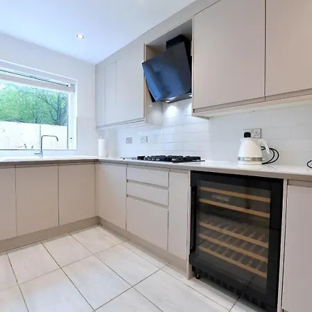 Apartment 2 Bedrooms Sleep 6 Free Parking *