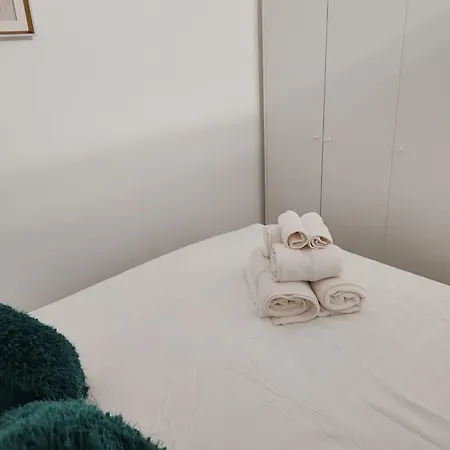 Two Bedroom In Bayswater Apartment *