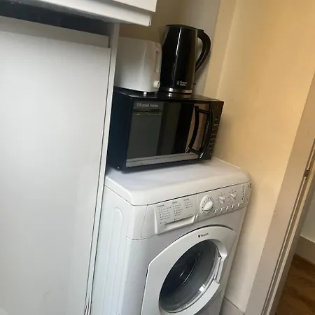 Self Contain With Room, Double Bed, Kitchen * London