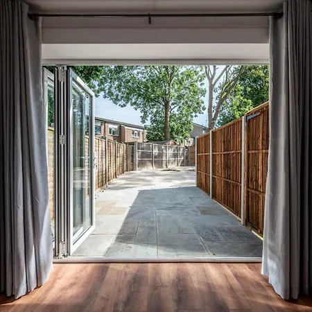 3 Storey House Next To Museum London Pass The Keys Holiday home Edgware