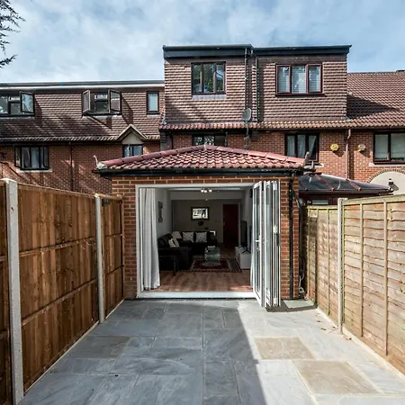 3 Storey House Next To Museum London Pass The Keys Edgware