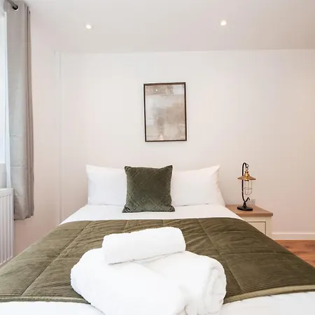 Holiday home 3 Storey House Next To Museum London Pass The Keys *