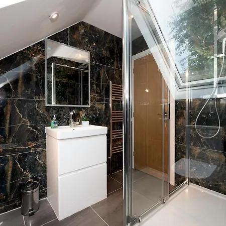 Holiday home 3 Storey House Next To Museum London Pass The Keys Edgware