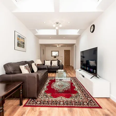 3 Storey House Next To Museum London Pass The Keys * Edgware