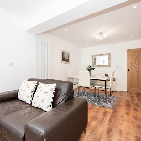 Holiday home 3 Storey House Next To Museum London Pass The Keys Edgware
