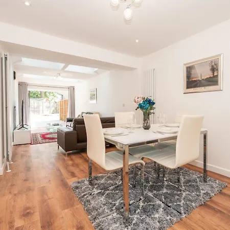 3 Storey House Next To Museum London Pass The Keys Edgware