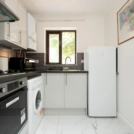 3 Storey House Next To Museum London Pass The Keys Edgware