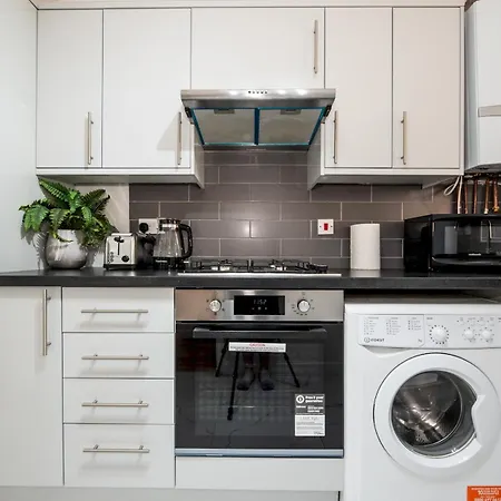 Holiday home 3 Storey House Next To Museum London Pass The Keys Edgware
