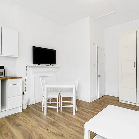 Spacious Cozy Flat West Hampsted Pass The Keys