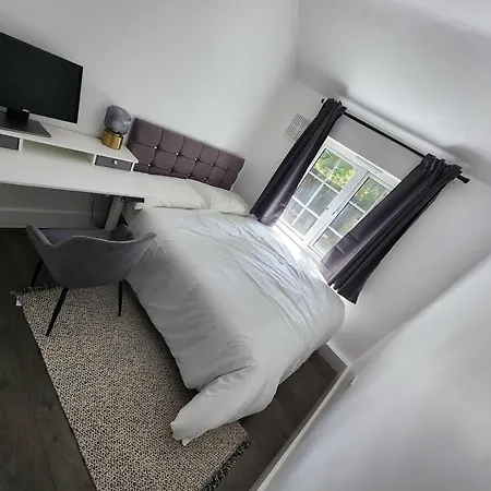 Flat With Work Station, Monitor, Smart Tv & Netflix *