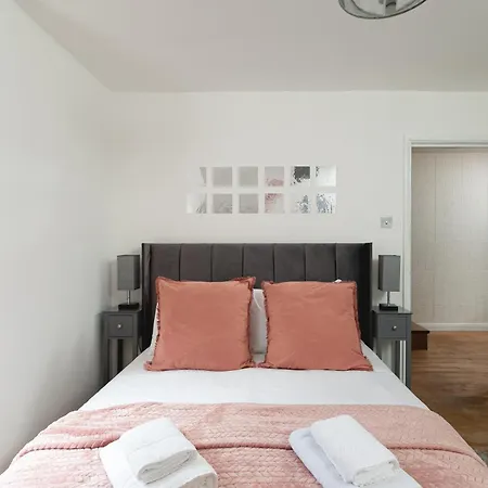 Spacious With Garden In דירה