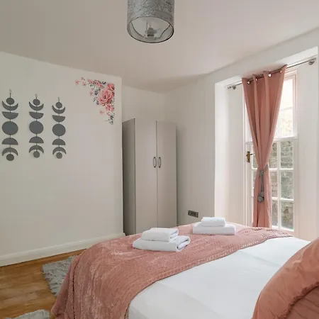 דירה Spacious With Garden In לונדון