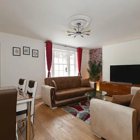 Spacious With Garden In דירה