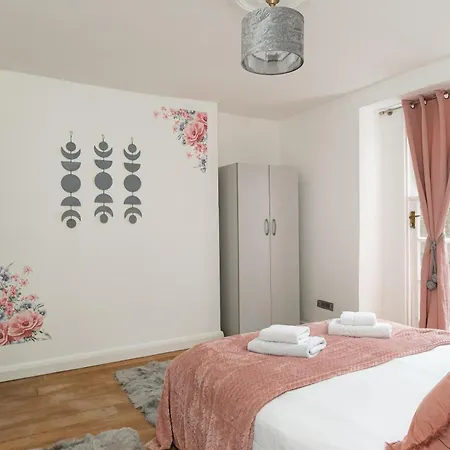 דירה Spacious With Garden In