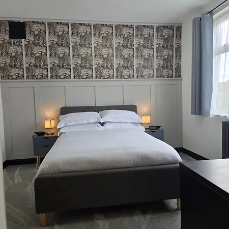 Double With Ensuite Bathroom Feltham