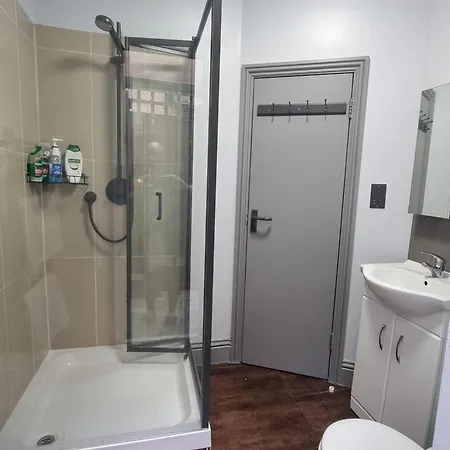 Garden View Double Room, 20 Mins To London, 1gb Internet Homestay
