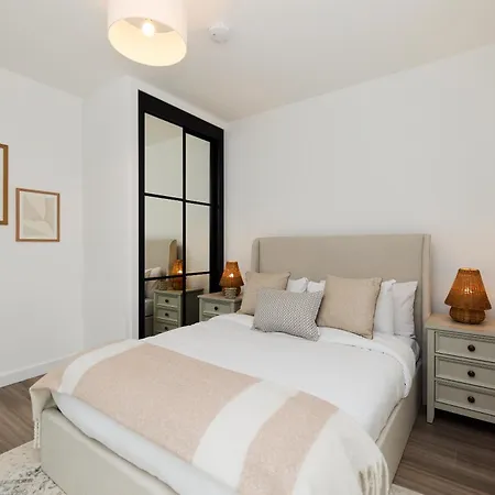 The Tottenham Escape - Lovely 2bdr Flat With Balcony London