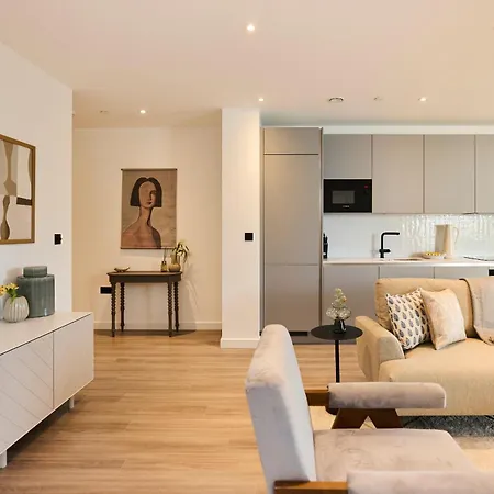 The Tottenham Escape - Lovely 2bdr Flat With Balcony Apartment *