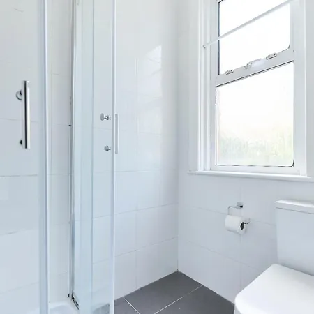 The Furness Hideout - Charming 2bdr Flat With Garden * London