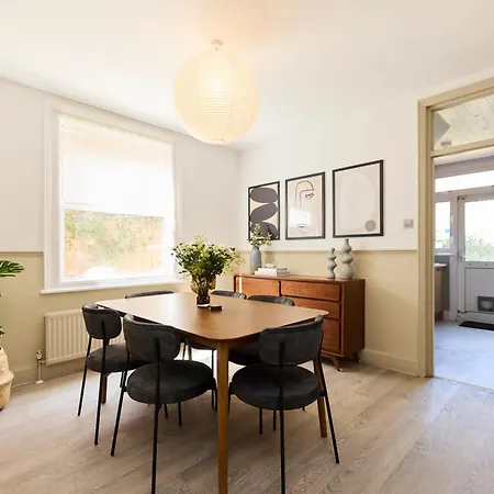 The Furness Hideout - Charming 2bdr Flat With Garden * London