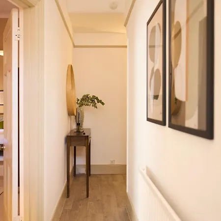 The Furness Hideout - Charming 2bdr Flat With Garden * London