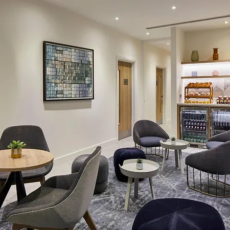 Courtyard By Marriott Airport Hotel