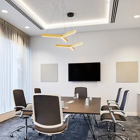 Courtyard By Marriott Airport