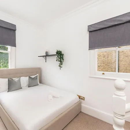 West Collection, Holland Park, Earls Court Londra