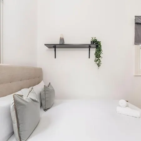 West Collection, Holland Park, Earls Court * Londra