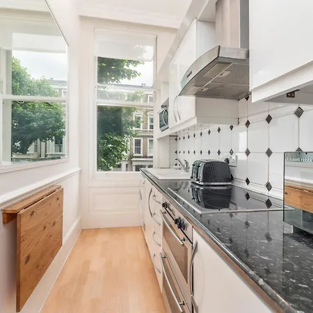 West Collection, Holland Park, Earls Court Londra